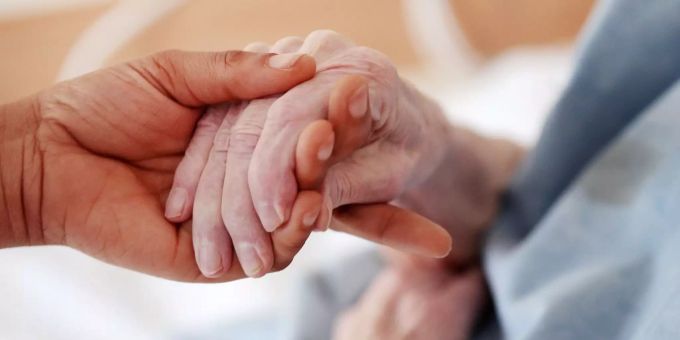 Eine Pflegerin hält in einem Altenheim die Hand einer Bewohnerin. (Symbolbild) esther schüpbach-stiftung, alterssiedlung steffisburg