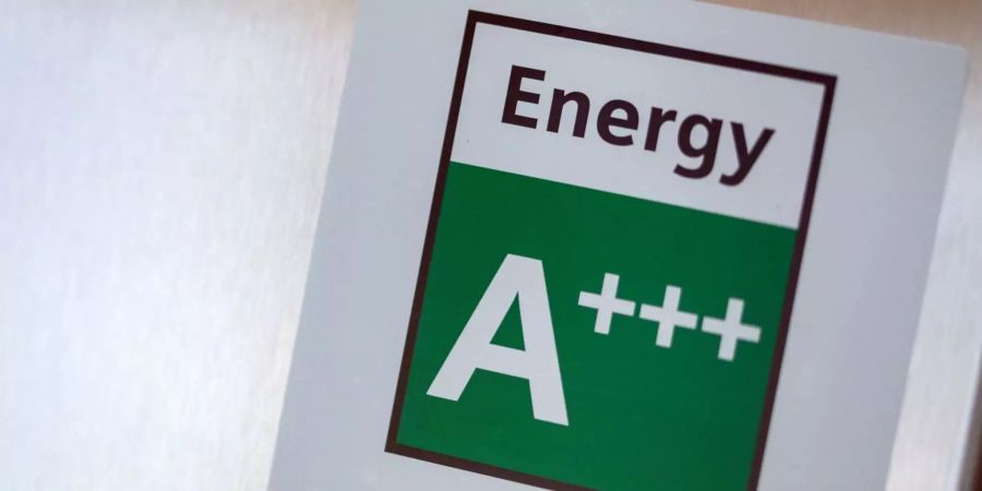 Das Symbol «A+++» ist auf der Tür eines Kühlschranks mit geringem Energieverbrauch zu sehen.