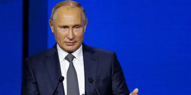 Russlands Präsident Wladimir Putin hält eine Rede.