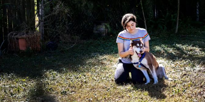 Fidnerin Rose Verrill streichelt den Kopf eines braun-weissen Husky namens Sinatra in ihrem Haus in Seffner, Florida (USA).