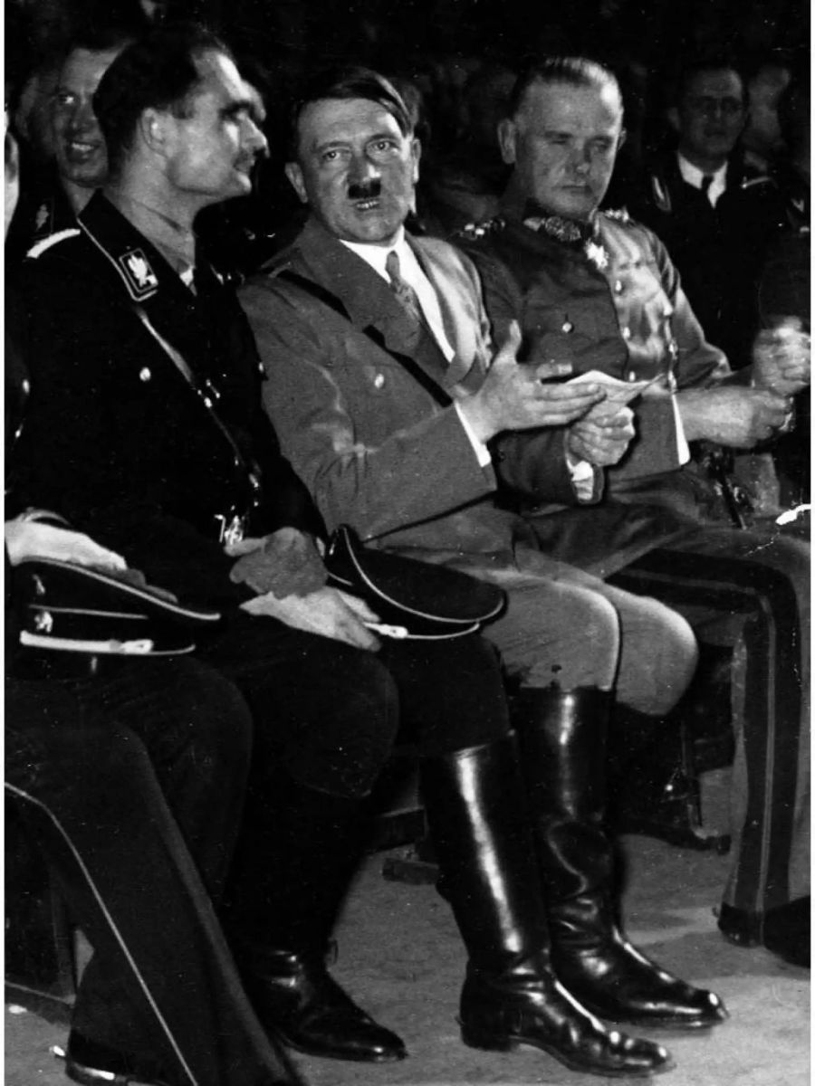 Minister Rudolf Hess, Adolf Hitler und Reichswehr-Minister Werner Eduard von Blomberg (von links) an einer Sportveranstaltung.