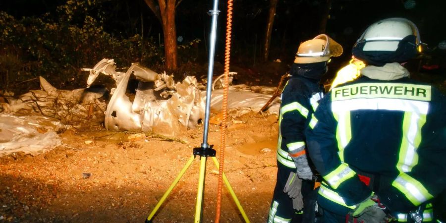 Reste von Plastik und Metall liegen nach der Sprengung einer britischen Fliegerbombe auf dem Sprengungsloch. Die 250-Kilo-Bombe lag in einer Tiefe von rund vier Metern. Auf die Bombe wurden 20 Tonnen Wasser gegossen, um die Explosion zu dämmen.