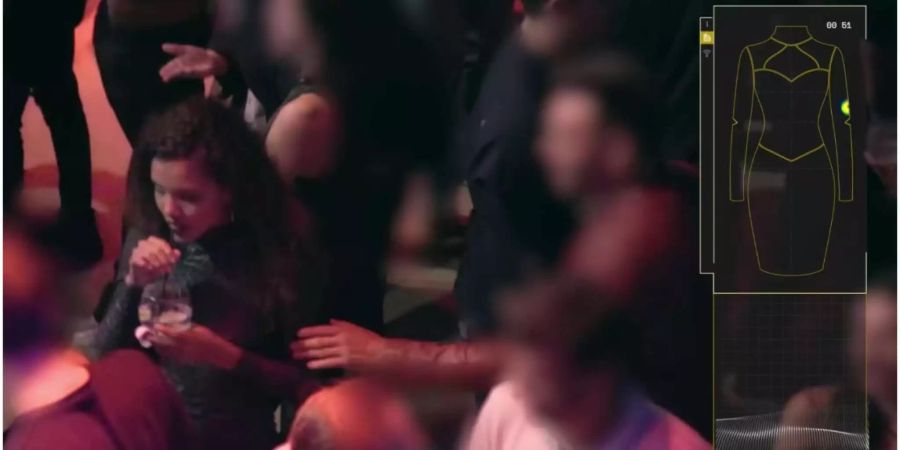 Schweppes hat ein Kleid mit Sensoren versehen und damit gemessen, wie oft Frauen in einem Club angefasst werden.