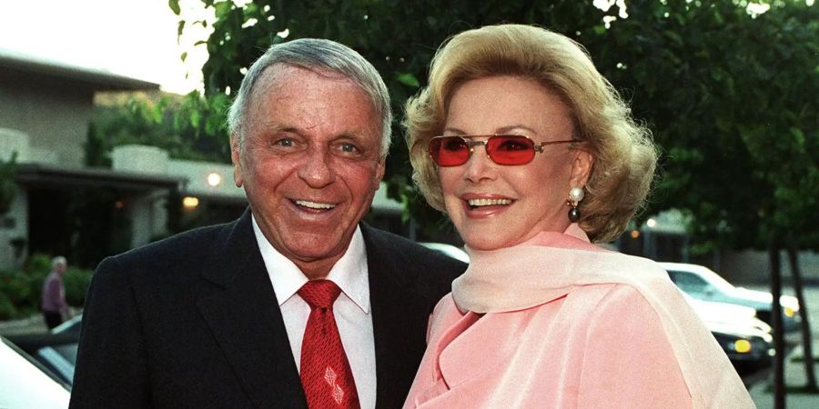 Frank Sinatra und seine Ehefrau Barbara Sinatra kommen in die «Our Lady of Malibu»-Kirche, um zu ihrem 20. Hochzeitstag ihr Hochzeitsgelübde zu erneuern.