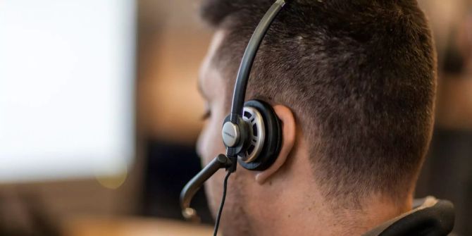 Ein Mitarbeiter des Swisscom Call Centers gibt am Telefon Auskunft.