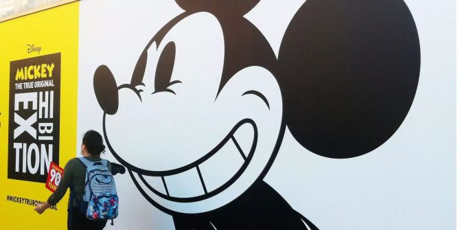 Ein Werbeplakat für «Mickey: The True Original Exhibition» ist zu sehen.