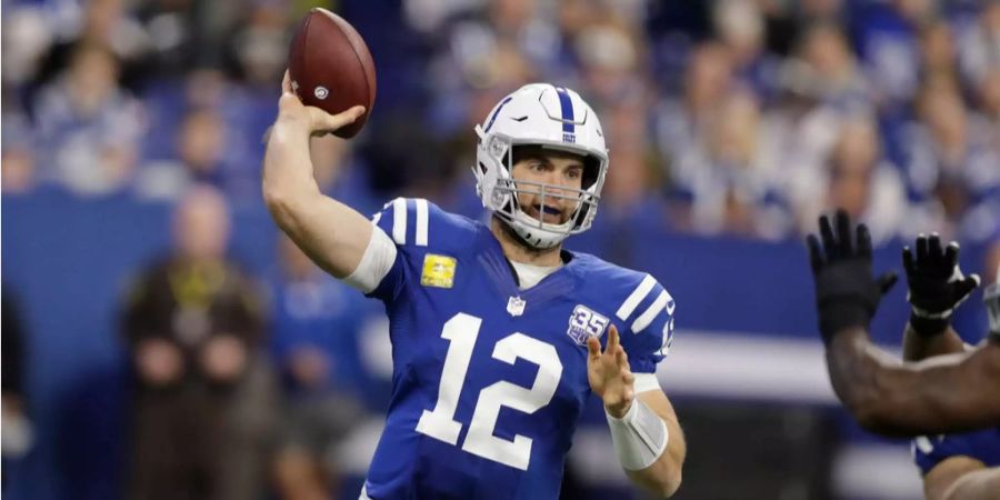 Andrew Luck hat seine schwere Schulterverletzung definitiv hinter sich. Der Quarterback der Indiannapolis Colts führt sein Team zum 29:26-Erfolg über die Jacksonville Jaguars. Alle 29 Punkte erzielen die Colts dabei in der ersten Halbzeit, so viele wie seit 2014 nicht mehr. Zudem ist Luck nach Peyton Manning und Tom Brady erst der dritte QB, der sechs Spiele in Folge mindestens drei Touchdown-Pässe wirft. Vielleicht noch wichtiger für die Colts ist, dass Luck in der vierten Partie in Folge nicht gesackt wurde. Nach dem dritten Sieg in Folge liegen die Playoffs wieder drin, besonders wenn man das Restprogramm der Colts anschaut.