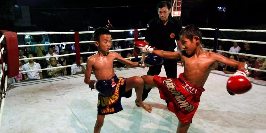 Zwei Buben kämpfen während eines Muay-Thai-Boxkampfes in Bangkok.