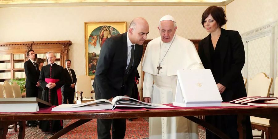 Alain Berset (l) wurde von seiner Frau Muriel Zeender Berset (r) zur privaten Audienz im Vatikan begleitet.