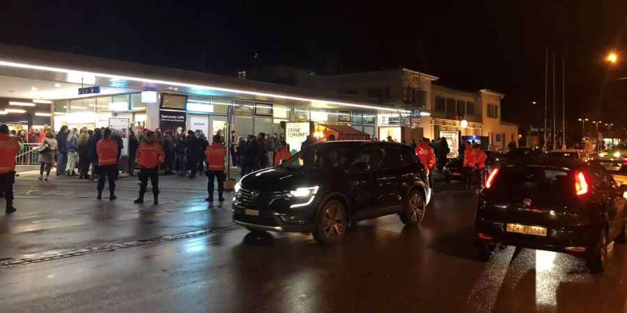 Unter den Demonstranten sind viele Vermummte.