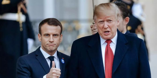 Emmanuel Macron (l), Präsident von Frankreich, empfängt Donald Trump, Präsident der USA, vor dem Elyseepalast.