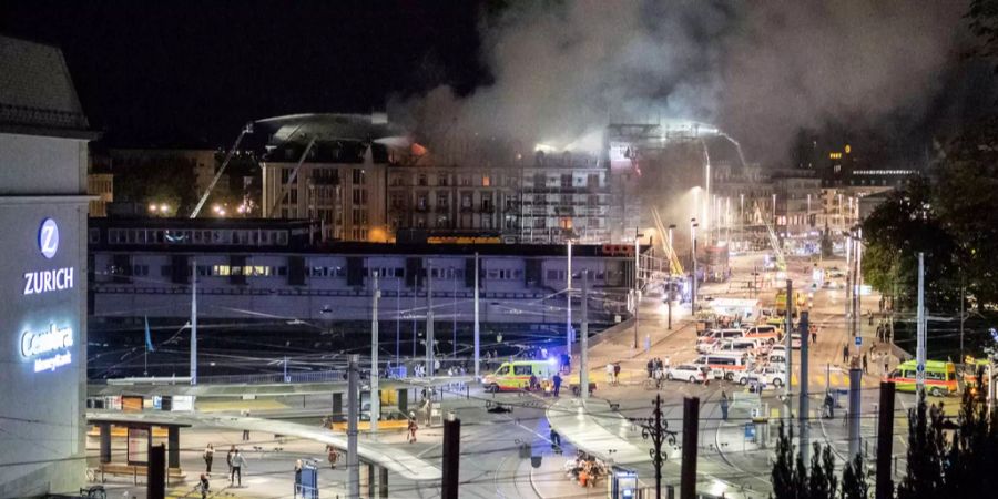 Dutzende Einsatzfahrzeuge von Feuerwehr, Polizei und Schutz & Rettung stehen im Einsatz.