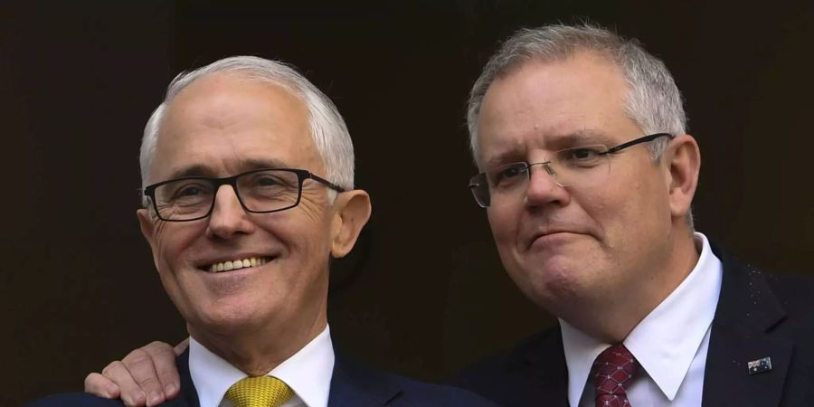 Der zurückgetretene Premierminister Malcolm Turnbull  und der neu gewählte Premierminister Australiens Scott Morrison sprechen bei einer Pressekonferenz im Parlament in Canberra (AUS).