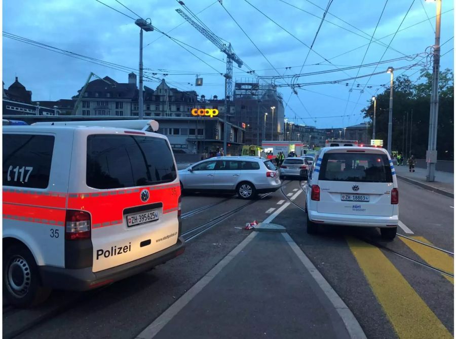 Am Samstagmorgen um 6.30 Uhr: Die Polizei hat das Gebiet grossräumig abgesperrt, der Brand ist unter Kontrolle, der ÖV-Betrieb wird umgeleitet.