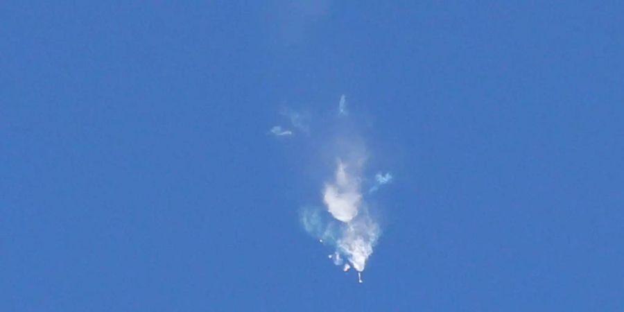 Rauch ist zu sehen, als die erste Stufe der Sojus MS-10 Raumkapsel nach dem Start vom Weltraumbahnhof Baikonur abgestossen wird.