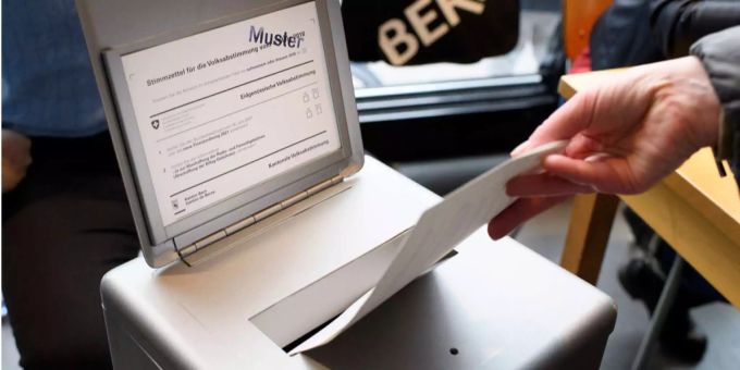 Eine Person schiebt ihren Stimmzettel in die Wahlurne. (Symbolbild) Eine Person schiebt ihren Stimmzettel in die Wahlurne. (Symbolbild)