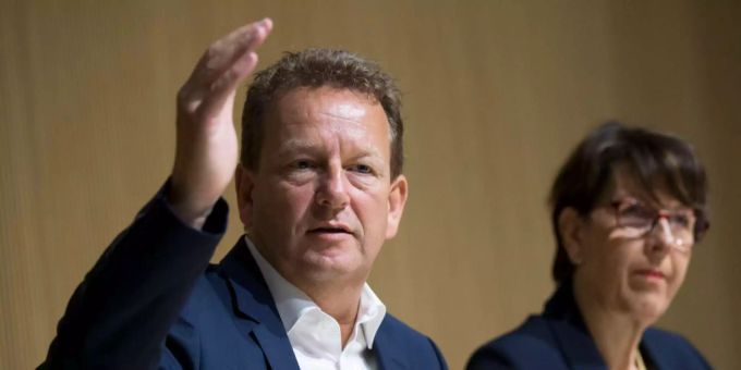 Thomas Baur, Leiter Poststellen und Verkauf, links, spricht an der Seite von Susanne Ruoff, Konzernleiterin Post, während einer Medienkonferenz am Freitag, 23. Juni 2017 in Bern.