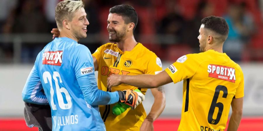 David von Ballmoos, Loris Benito und Leonardo Bertone feiern den Sieg über den FC Sion.