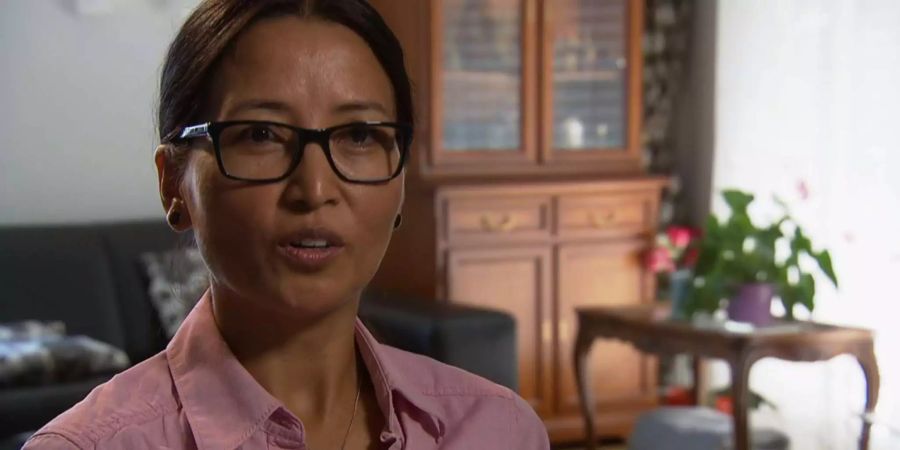 Pema, die Mutter von Sonam Y., spricht während eines Interviews mit dem «Kassensturz».