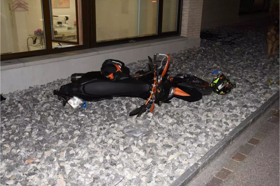 Verunfalltes schwarzes Motorrad auf Steinboden neben der Strasse - zvg Kantonspolizei St. Gallen