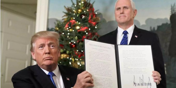 US-Präsident Donald Trump (l) hält eine Proklamation, in der er Jerusalem als die Hauptstadt Israels anerkennt, neben ihm steht Vizepräsident Mike Pence im Diplomatic Reception Room im weissen Haus. US-Präsident Donald Trump (l) hält eine Proklamation, in der er Jerusalem als die Hauptstadt Israels anerkennt, neben ihm steht Vizepräsident Mike Pence im Diplomatic Reception Room im weissen Haus.
