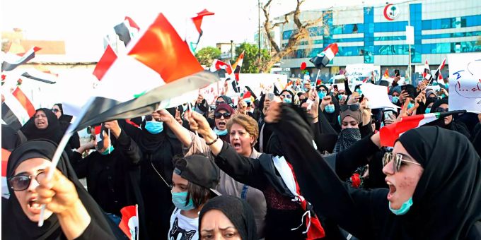 Frauen rufen Slogans während einer Demonstration für bessere öffentliche Dienstleistungen und Arbeitsplätze in Basra. Frauen rufen Slogans während einer Demonstration für bessere öffentliche Dienstleistungen und Arbeitsplätze in Basra.