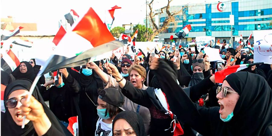 Frauen rufen Slogans während einer Demonstration für bessere öffentliche Dienstleistungen und Arbeitsplätze in Basra.