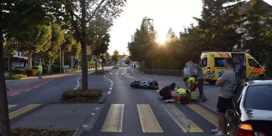 Die Ambulanz pflegt zwei Verletzte auf der Hauptstrasse in Zuchwil SO, während die Sonne am Horizont untergeht.