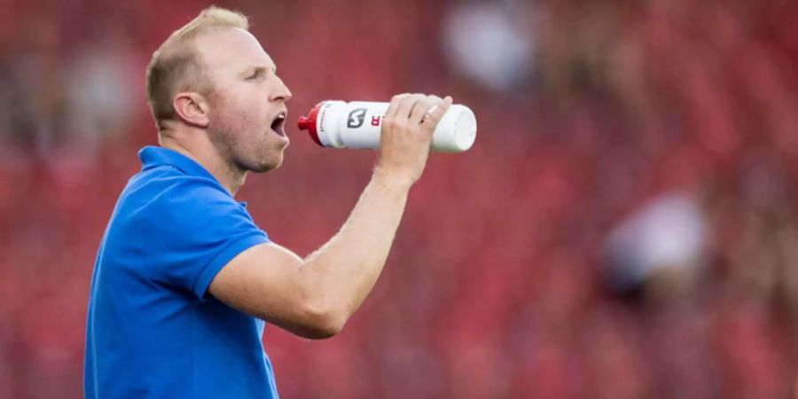 Zürichs Trainer Ludovic Magnin trinkt im Fussball Meisterschaftsspiel der Super League.