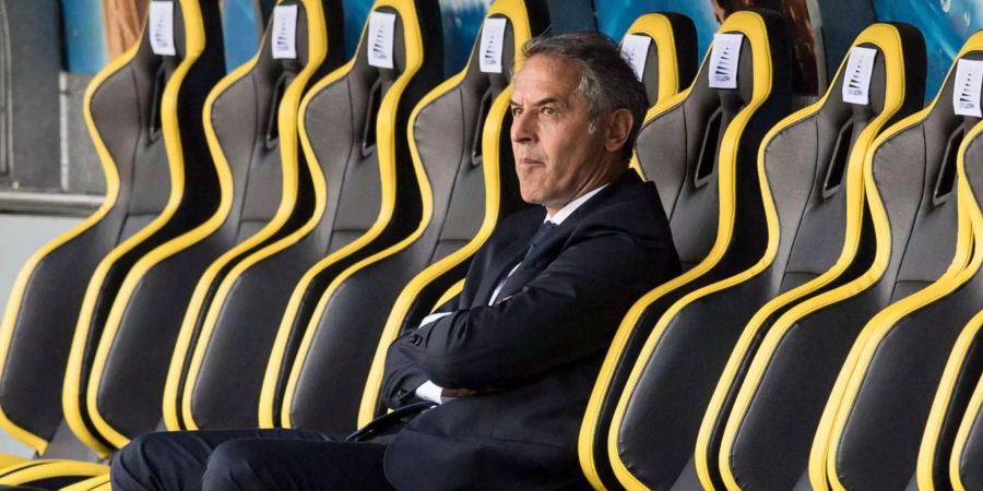 Marcel Koller mit stoischem Blick auf der Bank.