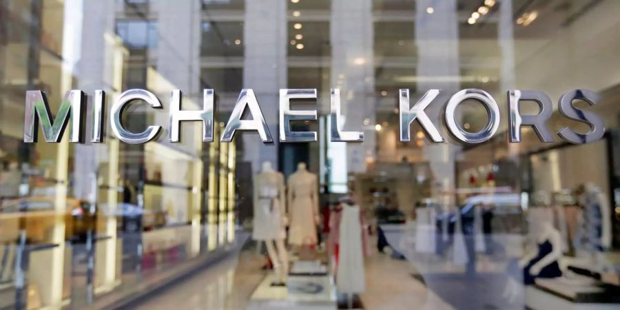 Blick auf ein Michael Kors Geschäft in der Madison Avenue in New York.