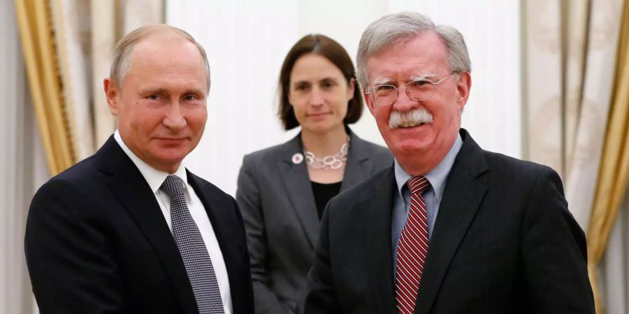 John Bolton (r), Nationaler Sicherheitsberater der USA, schüttelt im Kreml die Hand von Wladimir Putin (l), Präsident von Russland.