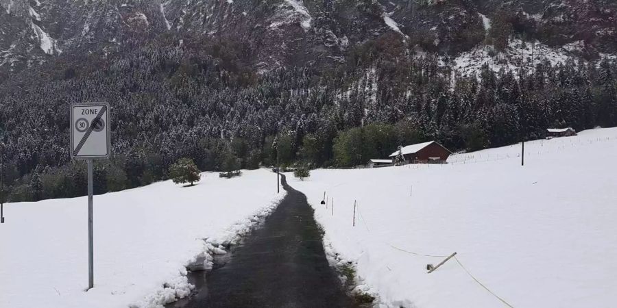 Eine verschneite Strasse im Kanton Graubünden.