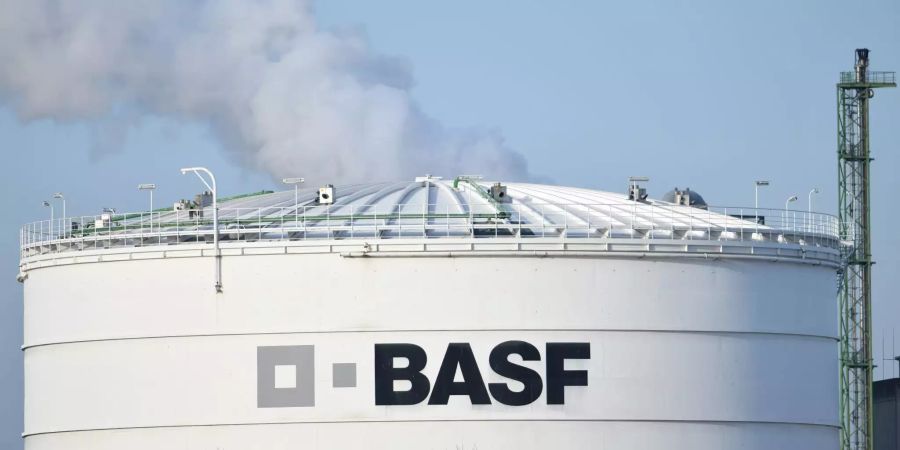 Ein Logo des Chemiekonzerns BASF ist auf einer Industrieanlage auf dem Werksgelände angebracht.