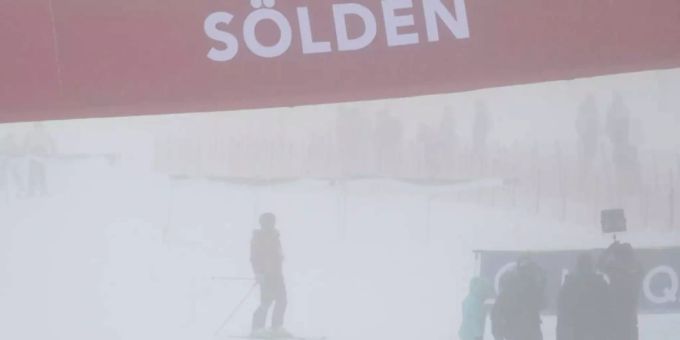 In Sölden herrschen Nebel, Wind und viel Neuschnee.