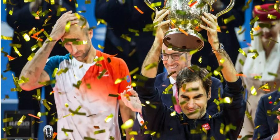 Roger Federer stemmt den Pokal an den Swiss Indoors in Basel.