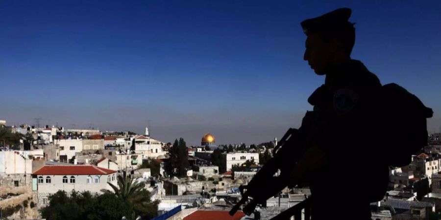 Ein israelischer Polizist hält Wache.