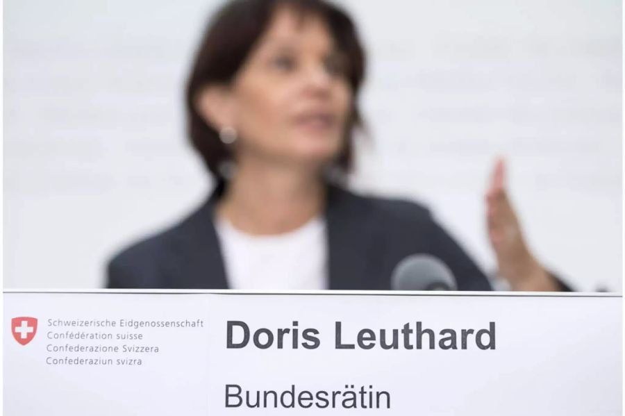 Namensschild von Bundesrätin Doris Leuthard scharf im Vordergrund und Doris Leuthard selbst unscharf im Hintergrund - Keystone