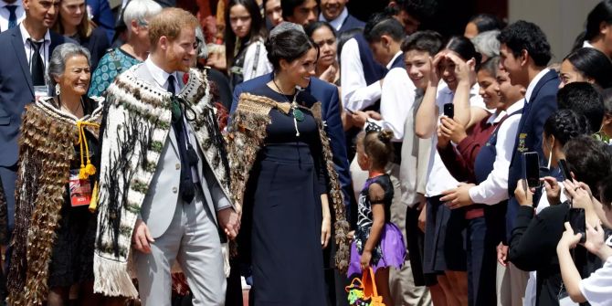 Meghan und Prinz Harry sprechen in Neuseeland mit den Fans.