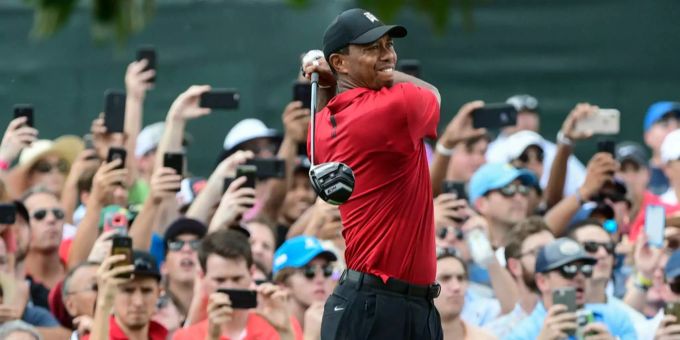Tiger Woods schlägt ab und all seine Fans filmen dies. tiger woods