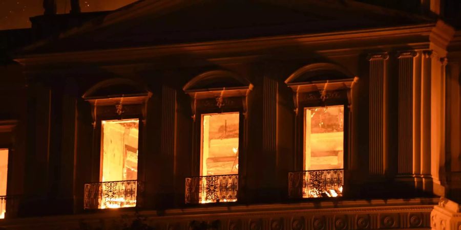 Das brasilianische Nationalmuseum in Rio de Janeiro steht in Flammen.