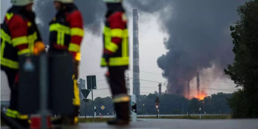 Nahe Ingoldstadt (D) ist die Feuerwehr wegen einer Explosion in einer Raffinerie im Einsatz.