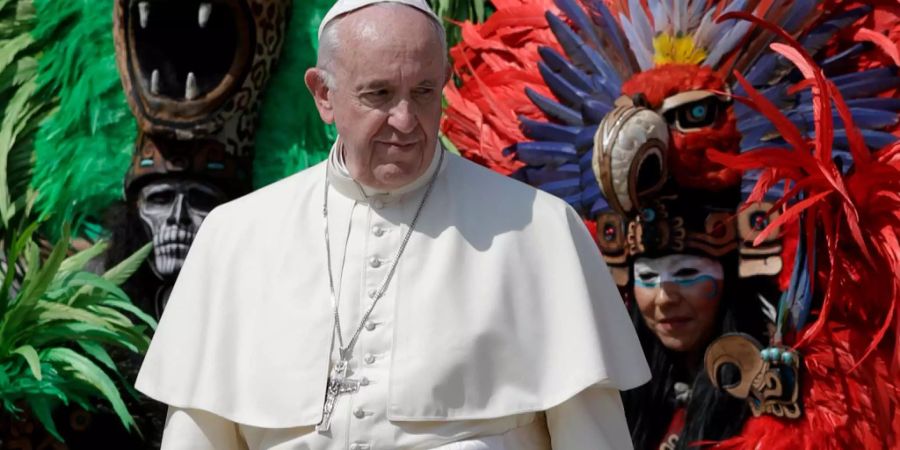 Papst Franziskus posiert mit einer Gruppe aus Mexiko.