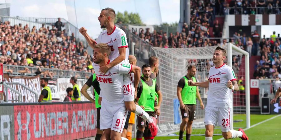 Spieler des 1. FC Köln feiern ein Tor gegen den FC St. Pauli.