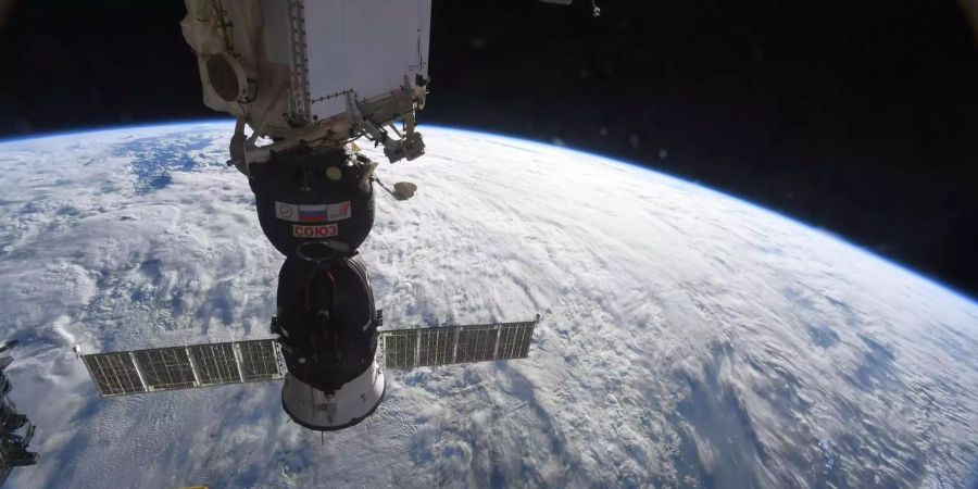 Die Sojus-Raumkapsel dockt gerade an der ISS an.