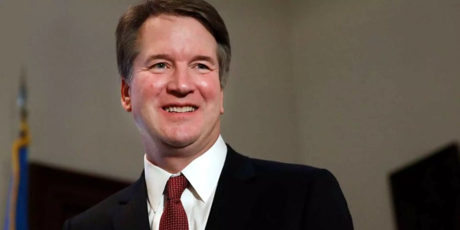 Brett Kavanaugh posiert im Kapitol für die Kameras.