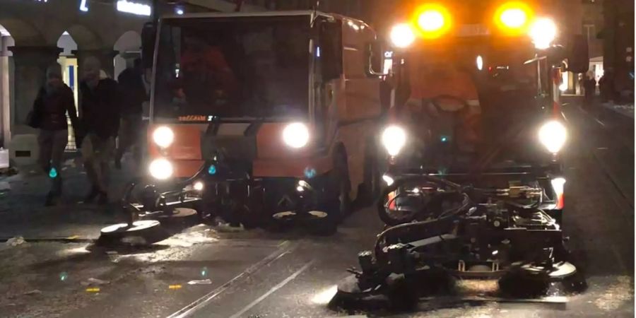 Zwei Putzmaschinen fahren durch Bern, um die 20 Tonnen Abfall nach dem Zibelemärit aufzuräumen.