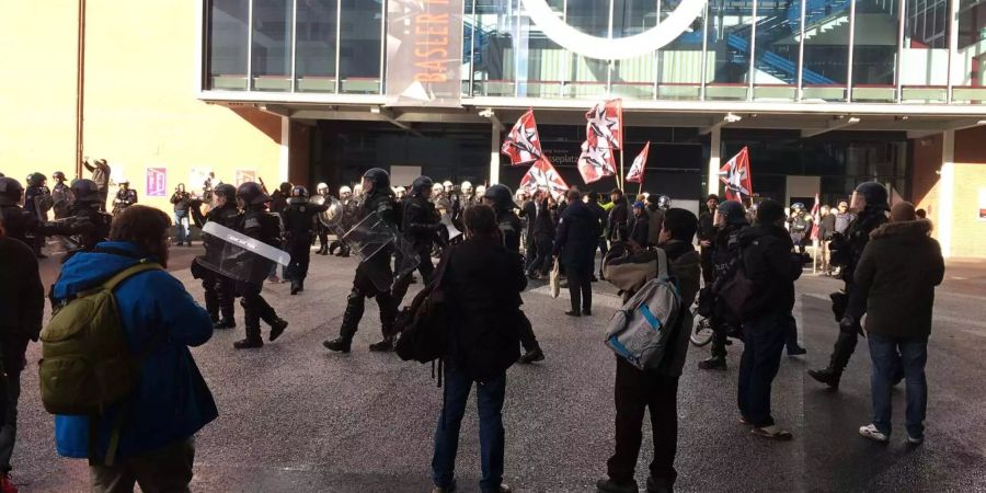 Die Demonstrationen auf dem Messeplatz.