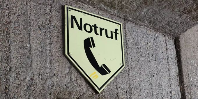 Ein Schild weist auf ein Notruf-Telefon hin. (Symbolbild) Ein Schild weist auf ein Notruf-Telefon hin.