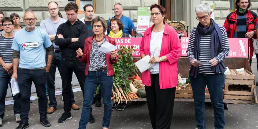 Martina Munz, Präsidentin Schweizer Allianz Gentechfrei, Isabelle Chevalley, Nationalrätin der Grünliberalen und Präsidentin StopOGM und Regina Fuhrer, Präsidentin Kleinbauern-Vereinigung (von links), reichen die Petition «Neue Gentechnik-Verfahren dem Gentechnikgesetz unterstellen».